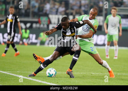 Monchengladbach. Xx Apr, 2018. Denis Zakaria (L) di Moenchengladbach vies con Marcel Tisserand di VfL Wolfsburg durante la Bundesliga match tra Borussia Monchengladbach e VfL Wolfsburg a Borussia-Park in Monchengladbach, Germania il 20 aprile 2018. Il Borussia Monchengladbach vinto 3-0. Credito: Ulrich Hufnagel/Xinhua/Alamy Live News Foto Stock