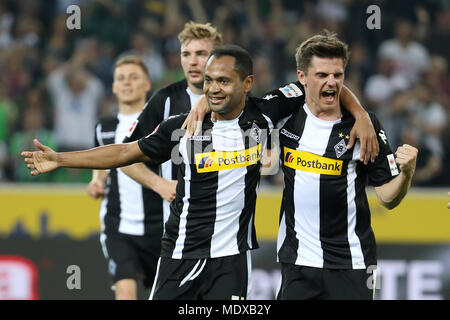 Monchengladbach. Xx Apr, 2018. Raffael (L) di Moenchengladbach celebra dopo rigature durante la Bundesliga match tra Borussia Monchengladbach e VfL Wolfsburg a Borussia-Park in Monchengladbach, Germania il 20 aprile 2018. Il Borussia Monchengladbach vinto 3-0. Credito: Ulrich Hufnagel/Xinhua/Alamy Live News Foto Stock