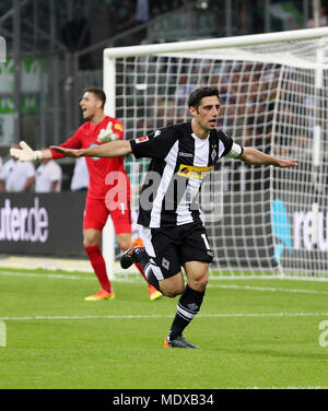 Monchengladbach. Xx Apr, 2018. Lars Stindl (R) di Moenchengladbach celebra il punteggio durante la Bundesliga match tra Borussia Monchengladbach e VfL Wolfsburg a Borussia-Park in Monchengladbach, Germania il 20 aprile 2018. Il Borussia Monchengladbach vinto 3-0. Credito: Ulrich Hufnagel/Xinhua/Alamy Live News Foto Stock