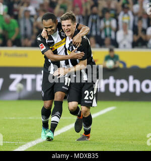 Monchengladbach. Xx Apr, 2018. Raffael (L) di Moenchengladbach celebra il punteggio con Jonas Hofmann durante la Bundesliga match tra Borussia Monchengladbach e VfL Wolfsburg a Borussia-Park in Monchengladbach, Germania il 20 aprile 2018. Il Borussia Monchengladbach vinto 3-0. Credito: Ulrich Hufnagel/Xinhua/Alamy Live News Foto Stock