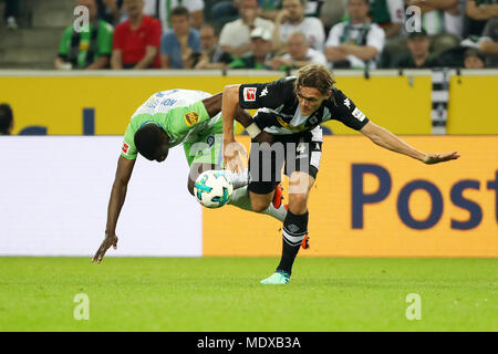 Monchengladbach. Xx Apr, 2018. Jannik Vestergaard (R) di Moenchengladbach vies con Nqualsiasi Dimata di VfL Wolfsburg durante la Bundesliga match tra Borussia Monchengladbach e VfL Wolfsburg a Borussia-Park in Monchengladbach, Germania il 20 aprile 2018. Il Borussia Monchengladbach vinto 3-0. Credito: Ulrich Hufnagel/Xinhua/Alamy Live News Foto Stock