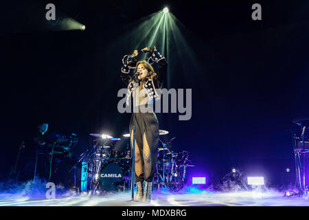 Oakland, la California, Stati Uniti d'America. Xiii Apr, 2018. CAMILA CABELLO esegue al Fox Theatre di Oakland, la California il 13 aprile 2018 Credit: Greg Chow/ZUMA filo/Alamy Live News Foto Stock