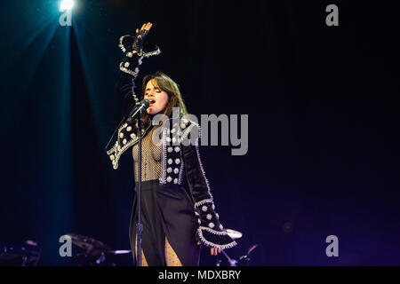 Oakland, la California, Stati Uniti d'America. Xiii Apr, 2018. CAMILA CABELLO esegue al Fox Theatre di Oakland, la California il 13 aprile 2018 Credit: Greg Chow/ZUMA filo/Alamy Live News Foto Stock