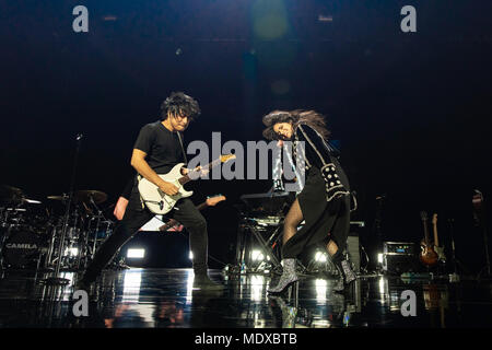Oakland, la California, Stati Uniti d'America. Xiii Apr, 2018. CAMILA CABELLO esegue al Fox Theatre di Oakland, la California il 13 aprile 2018 Credit: Greg Chow/ZUMA filo/Alamy Live News Foto Stock