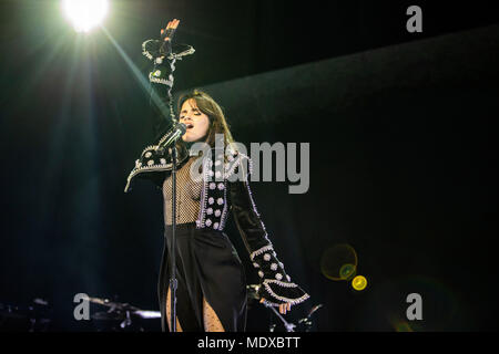 Oakland, la California, Stati Uniti d'America. Xiii Apr, 2018. CAMILA CABELLO esegue al Fox Theatre di Oakland, la California il 13 aprile 2018 Credit: Greg Chow/ZUMA filo/Alamy Live News Foto Stock