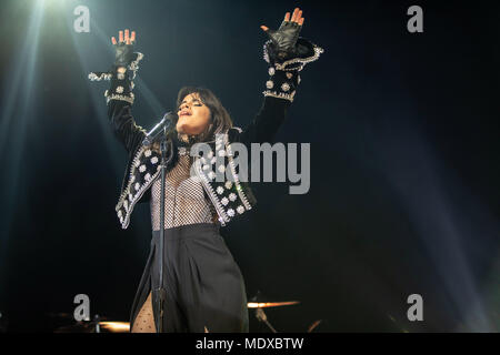 Oakland, la California, Stati Uniti d'America. Xiii Apr, 2018. CAMILA CABELLO esegue al Fox Theatre di Oakland, la California il 13 aprile 2018 Credit: Greg Chow/ZUMA filo/Alamy Live News Foto Stock