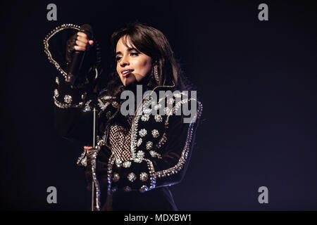 Oakland, la California, Stati Uniti d'America. Xiii Apr, 2018. CAMILA CABELLO esegue al Fox Theatre di Oakland, la California il 13 aprile 2018 Credit: Greg Chow/ZUMA filo/Alamy Live News Foto Stock