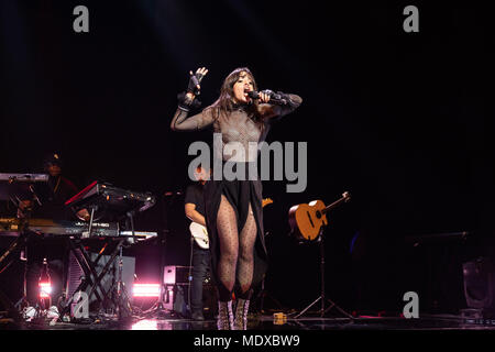 Oakland, la California, Stati Uniti d'America. Xiii Apr, 2018. CAMILA CABELLO esegue al Fox Theatre di Oakland, la California il 13 aprile 2018 Credit: Greg Chow/ZUMA filo/Alamy Live News Foto Stock