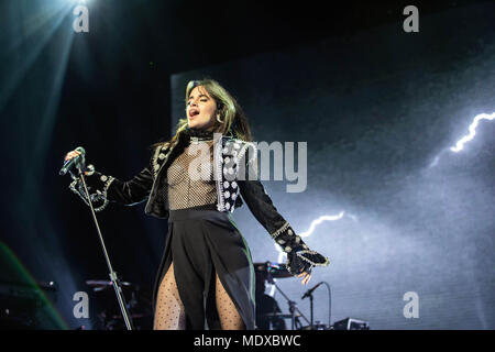 Oakland, la California, Stati Uniti d'America. Xiii Apr, 2018. CAMILA CABELLO esegue al Fox Theatre di Oakland, la California il 13 aprile 2018 Credit: Greg Chow/ZUMA filo/Alamy Live News Foto Stock