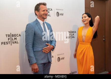 New York, Stati Uniti d'America, 20 aprile 2018. Attore Alicia Hannah guarda al suo marito attore Sebastian Roche come egli si pone prima della premiere del National Geographic "Genius: Picasso" presso il Tribeca Film Festival di New York City. Foto di Enrique Shore​/ Alamy Live News Credito: Enrique Shore/Alamy Live News Foto Stock