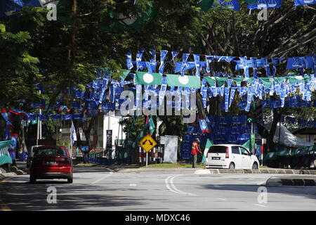 Kuala Lumpur, Malesia. Xxi Aprile, 2018. Il prossimo maggio 2018 elezioni generali è prevista una vivamente contestato lotta tra la coalizione di governo e di partito della coalizione di opposizione. Bandiere di partiti politici possono essere visti decorare le strade a Kuala Lumpur. Credito: Beaconstox/Alamy Live News. Foto Stock