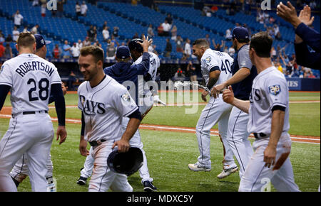 San Pietroburgo, Florida, Stati Uniti d'America. Xx Apr, 2018. MONICA HERNDON | Orari.Tampa Bay Rays giocatori festeggiare dopo la vittoria walkoff contro il Minnesota Twins al Tropicana Campo in aprile 20, 2018 a San Pietroburgo, Fla. Credito: Monica Herndon/Tampa Bay volte/ZUMA filo/Alamy Live News Foto Stock