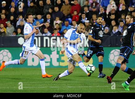 Madrid, Spagna. Xx Apr, 2018. Leganes' Nourredine 'Nordin Amrabat" (2 L) germogli durante la spagnola La Liga partita di calcio tra CD Leganes e RC Deportivo de la Coruña in Spagna a Madrid, il 20 aprile 2018. La partita si è conclusa con un 0-0. Credito: Edward Peters Lopez/Xinhua/Alamy Live News Foto Stock