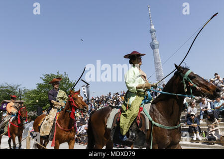 Tokyo, Giappone. Xxi Aprile, 2018. Arcieri montati indossando il tradizionale costume giapponese di partecipare a un cavallo di tiro con l'arco ''Yabusame'' evento presso il parco Sumida nel quartiere di Asakusa, Tokyo, Giappone. La manifestazione si terrà nel parco Sumida da cavallo arcieri frecce di puntamento a un bersaglio da un cavallo al galoppo. Credito: Rodrigo Reyes Marin/via filo di ZUMA ZUMA/filo/Alamy Live News Foto Stock