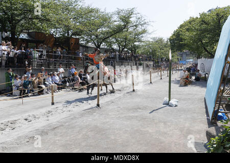 Tokyo, Giappone. Xxi Aprile, 2018. Un arciere montato indossando il tradizionale costume giapponese partecipa a un cavallo di tiro con l'arco ''Yabusame'' evento presso il parco Sumida nel quartiere di Asakusa, Tokyo, Giappone. La manifestazione si terrà nel parco Sumida da cavallo arcieri frecce di puntamento a un bersaglio da un cavallo al galoppo. Credito: Rodrigo Reyes Marin/via filo di ZUMA ZUMA/filo/Alamy Live News Foto Stock