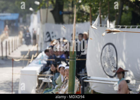 Tokyo, Giappone. Xxi Aprile, 2018. Una freccia battenti urta un tiro con l'arco la scheda target durante un cavallo di tiro con l'arco ''Yabusame'' evento presso il parco Sumida nel quartiere di Asakusa, Tokyo, Giappone. La manifestazione si terrà nel parco Sumida da cavallo arcieri frecce di puntamento a un bersaglio da un cavallo al galoppo. Credito: Rodrigo Reyes Marin/via filo di ZUMA ZUMA/filo/Alamy Live News Foto Stock