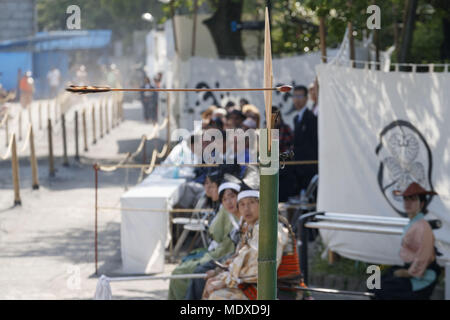 Tokyo, Giappone. Xxi Aprile, 2018. Una freccia volando verso un tiro con l'arco la scheda target durante un cavallo di tiro con l'arco ''Yabusame'' evento presso il parco Sumida nel quartiere di Asakusa, Tokyo, Giappone. La manifestazione si terrà nel parco Sumida da cavallo arcieri frecce di puntamento a un bersaglio da un cavallo al galoppo. Credito: Rodrigo Reyes Marin/via filo di ZUMA ZUMA/filo/Alamy Live News Foto Stock