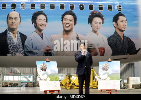 Tokyo, Giappone. Xxi Aprile, 2018. Attore giapponese Ryohei Suzuki partecipa alla cerimonia di inaugurazione per un jetliner avvolto con le foto dei calchi di una fiction TV 'Segodon' a JAL appendiabiti di Tokyo Haneda Sabato, 21 aprile 2018. JAL avviato servizi domestici del Segodon-jet su Aprile 21. Credito: Yoshio Tsunoda/AFLO/Alamy Live News Foto Stock