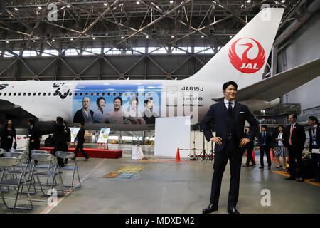 Tokyo, Giappone. Xxi Aprile, 2018. Attore giapponese Ryohei Suzuki partecipa alla cerimonia di inaugurazione per un jetliner avvolto con le foto dei calchi di una fiction TV 'Segodon' a JAL appendiabiti di Tokyo Haneda Sabato, 21 aprile 2018. JAL avviato servizi domestici del Segodon-jet su Aprile 21. Credito: Yoshio Tsunoda/AFLO/Alamy Live News Foto Stock