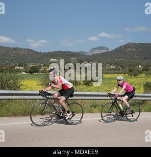 Binissalem, Maiorca Venerdì 20 Aprile 2018. Piloti provenienti da club di Dorking e Redhill Regno Unito gruppi stanno passando campagna di Maiorca a Binissalem. Immagine: Pietro Titmuss/ Alamy Live News Foto Stock