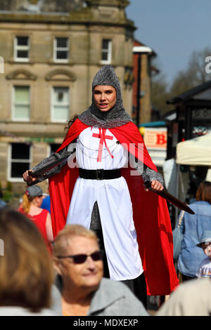 Leeds, Regno Unito. Xxi Aprile 2018. Il primo giorno di una due giorni di evento annuale nella Morley celebra il St George's giorno inizia all'aperto con bancarelle e attrazioni per tutta la famiglia.trampolieri erano fuori per intrattenere la folla, il festival è pensato per essere il più grande St George's Day celebrazione nel Regno Unito attira fino a 20.000 visitatori alla città. Credito: Andrew Gardner/Alamy Live News Foto Stock