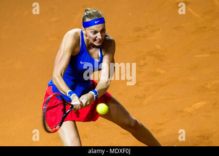 Stuttgart, Germania. Xxi Apri, 2018. Tennis Federation Cup femminile, i semi-finale, vs Germania Repubblica ceca: Petra KVITOVA della Repubblica ceca gioca il rovescio. Foto: Thomas Niedermüller/dpa Credito: dpa picture alliance/Alamy Live News Foto Stock