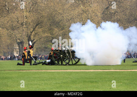 Londra, Regno Unito. Xxi Aprile, 2018. Una pistola 41 salutate in Hyde Park, London, ha avuto luogo oggi su aprile 21st, per contrassegnare il 92compleanno di Sua Maestà la Regina Elisabetta 11. Credito: Monica pozzetti/Alamy Live News Foto Stock