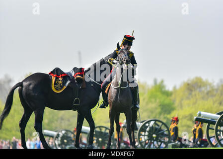 Hyde Park, London, Regno Unito. Xxi Aprile 2018. Il Re della truppa Royal cavallo artiglieria una pistola 41 salutate per contrassegnare il Queen's 92compleanno. Credito: Matteo Chattle/Alamy Live News Foto Stock