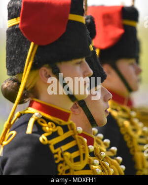 Hyde Park, London, Regno Unito. Xxi Aprile 2018. Il Re della truppa Royal cavallo artiglieria una pistola 41 salutate per contrassegnare il Queen's 92compleanno. Credito: Matteo Chattle/Alamy Live News Foto Stock