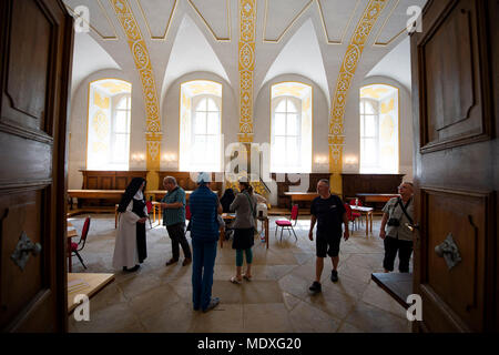 Ostritz, Germania. Xxi Aprile 2018. Gli ospiti nella sala da pranzo a San Marienthal Abbazia durante un open day. Il 'Ostritzer Friedensfest' (lit. Ostritz pace Festival) si terrà in opposizione ad un neo-nazi festival in città. Foto: Nils Holgerson/dpa Credito: dpa picture alliance/Alamy Live News Foto Stock