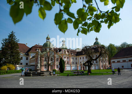 Ostritz, Germania. Xxi Aprile 2018. San Marienthal Abbey nella foto durante un open day. Il 'Ostritzer Friedensfest' (lit. Ostritz pace Festival) si terrà in opposizione ad un neo-nazi festival in città. Foto: Nils Holgerson/dpa Credito: dpa picture alliance/Alamy Live News Foto Stock
