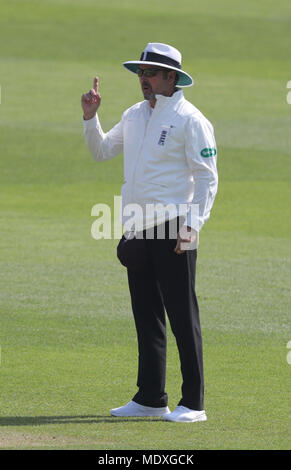Londra, Regno Unito. Xxi Aprile, 2018. Arbitro Richard Illingworth durante il giorno Due della Divisione di una contea Specsavers gara di campionato tra il Surrey e Hampshire alla Kia Oval Cricket Ground, a Londra, in Inghilterra. Credito: Lo sport europeo Agenzia fotografica/Alamy Live News Foto Stock