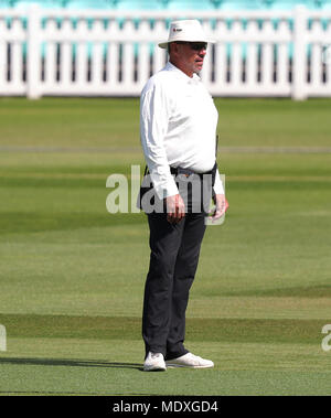 Londra, Regno Unito. Xxi Aprile, 2018. Arbitro David Millns durante il giorno Due della Divisione di una contea Specsavers gara di campionato tra il Surrey e Hampshire alla Kia Oval Cricket Ground, a Londra, in Inghilterra. Credito: Lo sport europeo Agenzia fotografica/Alamy Live News Foto Stock