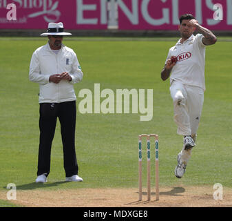 Londra, Regno Unito. Xxi Aprile, 2018. Jade Dernbach del Surrey durante il giorno Due della Divisione di una contea Specsavers gara di campionato tra il Surrey e Hampshire alla Kia Oval Cricket Ground, a Londra, in Inghilterra. Credito: Lo sport europeo Agenzia fotografica/Alamy Live News Foto Stock