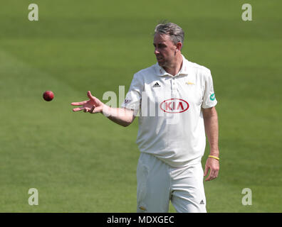Londra, Regno Unito. Xxi Aprile, 2018. Rikki Clarke del Surrey durante il giorno Due della Divisione di una contea Specsavers gara di campionato tra il Surrey e Hampshire alla Kia Oval Cricket Ground, a Londra, in Inghilterra. Credito: Lo sport europeo Agenzia fotografica/Alamy Live News Foto Stock