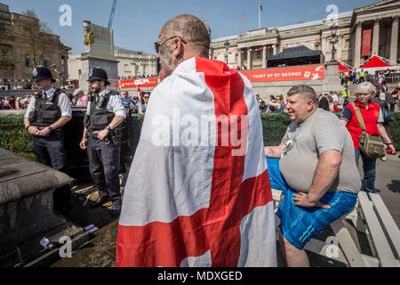 Londra, Regno Unito. Xxi Aprile, 2018. La festa di San Giorgio celebrazioni in Trafalgar Square. Credito: Guy Corbishley/Alamy Live News Foto Stock