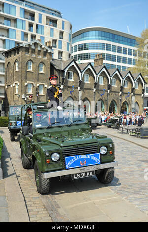 Londra, Regno Unito. Xxi Aprile 2018. Soldati della Onorevole Compagnia di Artiglieria (HAC, la città di Londra la riserva di reggimento esercito) arrivando alla Torre di Londra prima di una pistola 62 Omaggio a segnare la 92ma compleanno di Sua Maestà la Regina Elisabetta II, Londra, Inghilterra, Regno Unito. I soldati sono in viaggio in Pinzgauer All-Terrain di veicoli commerciali leggeri. L'HAC date le sue origini al 1537 che lo rende il più antico reggimento dell'Esercito britannico. Essa ha assunto il ruolo di sparare pistola saluta dalla Torre di Londra nel 1924 quando il distacco regolare di stanza vi è stato sciolto. Credito: Michael Preston/Alamy Live Foto Stock