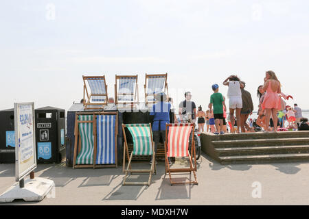 Southend-on-Sea, Regno Unito. Xxi Aprile, 2018. Regno Unito Meteo: una bella giornata di sole porta la folla alla Essex città costiera di Southend-on-Sea. Penelope Barritt/Alamy Live News Foto Stock