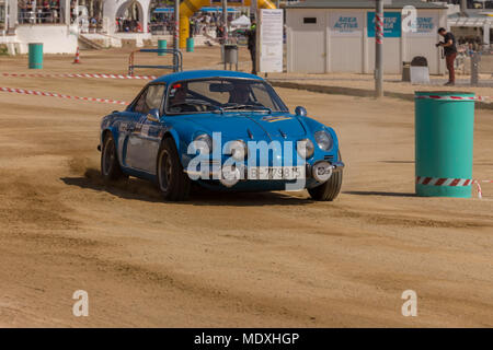 XV il Rally Costa Brava Historic Car gara in una piccola città Palamos in Catalogna. 04. 20. 2018 Spagna, città Palamos Credito: Arpad Radoczy/Alamy Live News Foto Stock