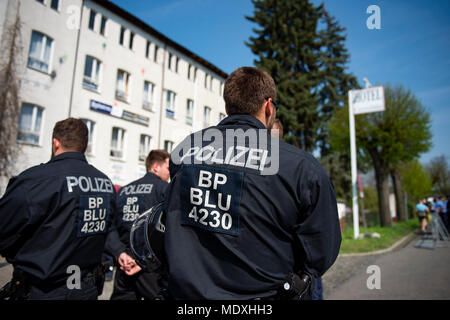 Ostritz, Germania. Xxi Aprile, 2018. Il tedesco gli ufficiali di polizia stare fuori Hotel Neisseblick durante la città alla "Festa della pace", un evento organizzato per contrastare un neo-nazi festival in Ostritz. Foto: Nils Holgerson/dpa Credito: dpa picture alliance/Alamy Live News Foto Stock