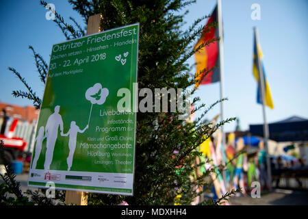 Ostritz, Germania. Xxi Aprile, 2018. Un segno promuove un locale "Festa della pace", un evento organizzato per contrastare un neo-nazi festival in Ostritz. Foto: Nils Holgerson/dpa Credito: dpa picture alliance/Alamy Live News Foto Stock
