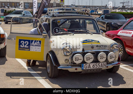 XV il Rally Costa Brava Historic Car gara in una piccola città Palamos in Catalogna. 04. 20. 2018 Spagna, città Palamos Credito: Arpad Radoczy/Alamy Live News Foto Stock