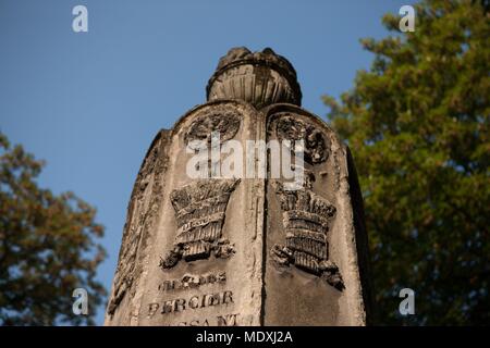 Parigi, cimitero Pere Lachaise, ventottesima divisione, tomba di architetti Bernier, Percier et Fontaine, stele con masonic simboli disegnati da Percier, Foto Stock