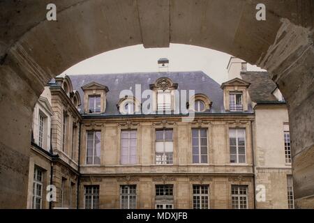 Parigi, 47 quai des Tournelles, Hotel Miramion, ex Musee de la Medecine, oggi di proprietà privata, facciata su un cortile, Foto Stock