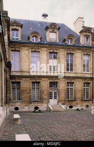Parigi, 47 quai des Tournelles, Hotel Miramion, ex Musee de la Medecine, oggi di proprietà privata, facciata su un cortile, Foto Stock