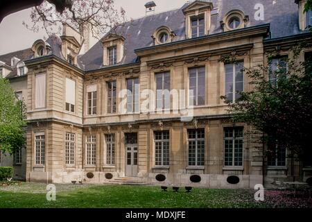 Parigi, 47 quai des Tournelles, Hotel Miramion, ex Musee de la Medecine, oggi di proprietà privata, facciata su un giardino Foto Stock