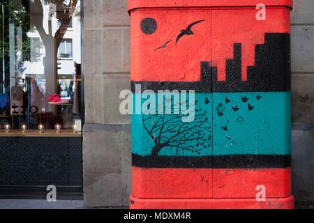 Parigi Le Marais, Rue des Francs Bourgeois, shop e dipinto di macchina elettrica Foto Stock