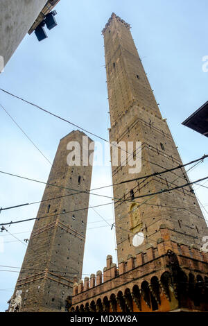 Le due Torri di Bologna (le Due Torri), Italia - simboli della città Foto Stock