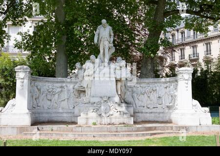 Parigi, Avenue Foch, giardini su Avenue Foch, monumento dedicato a Eugène Alphand Foto Stock