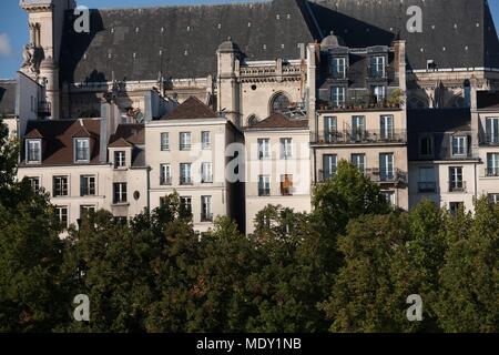 Paris, Ile Saint Louis, vista sulle facciate del Quai de l'Hotel de Ville da Quai de Bourbon, Foto Stock